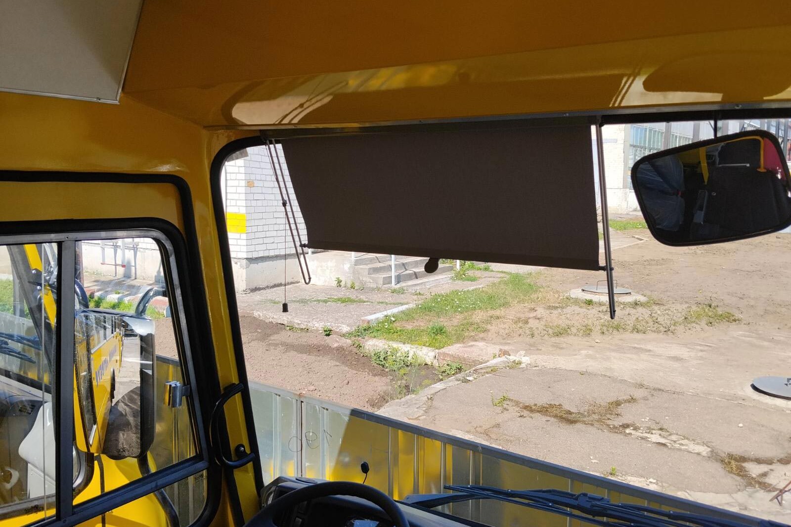 Сонцезахисна ролета PRiS System для водія автобуса у робочому положенні