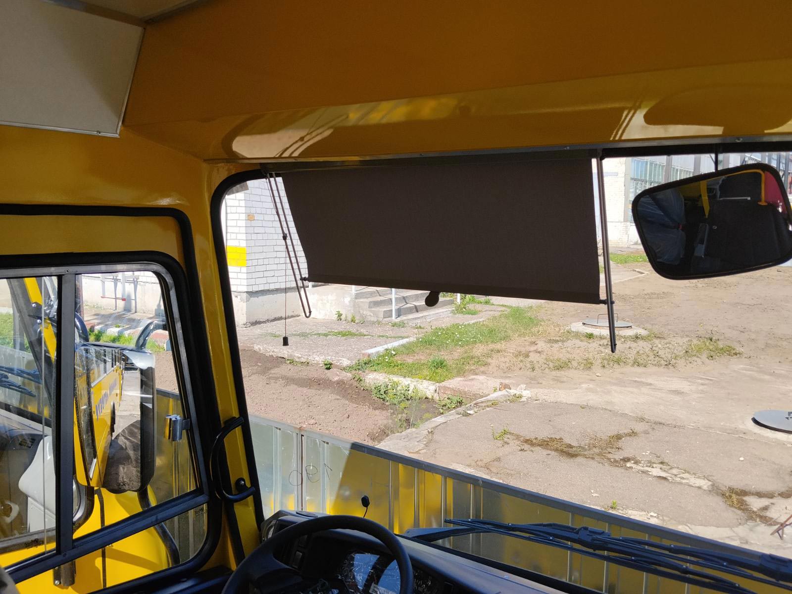 Сонцезахисна ролета PRiS System для водія автобуса у робочому положенні