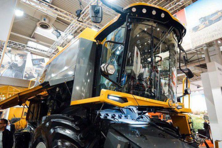 Сучасний зернозбиральний комбайн із кабіною, для якої PRiS System розробляє сонцезахисні системи